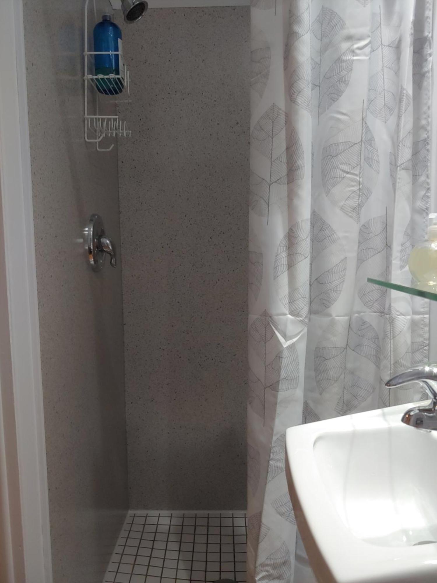 3 Bedrooms 3 Beds Near Metro -2 Parking Free Монреал Екстериор снимка